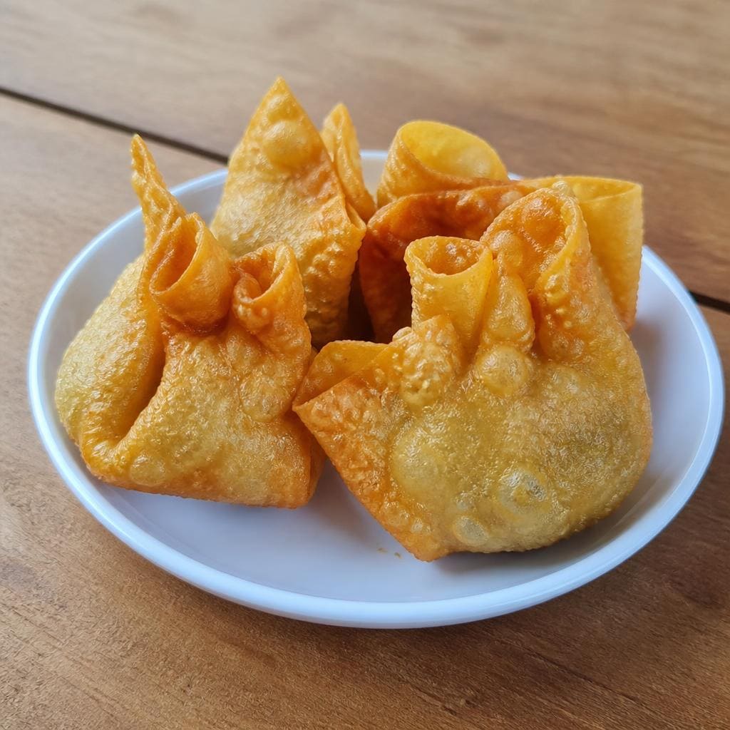Pangsit Goreng Es Teler 77 isi ayam dengan tekstur renyah